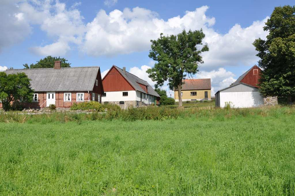 Gård 18 ha vid Höör Gård med två bostadshus trevligt belägen i Maglasäte by strax väster om Höör. Gårdscentrum består förutom bostäderna av stall/loge, vagnslider och nyare traktor/bilgarage.