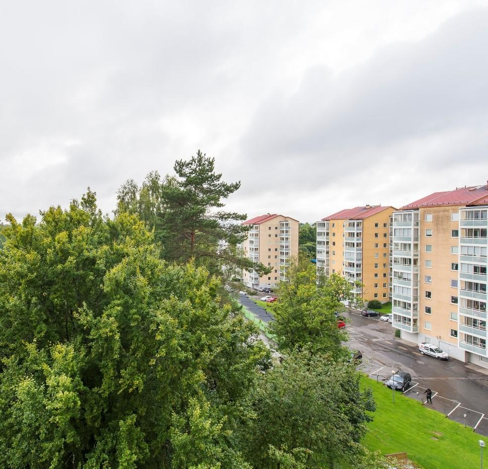 BRA SAKER ATT VETA Övriga utrymmen Det finns cykelförråd, källarförråd, vindsförråd och tvättstuga med torkrum. Plats för bilen? P-plats 1: Parkeringsplats. Går att hyra för 100 kr/mån.