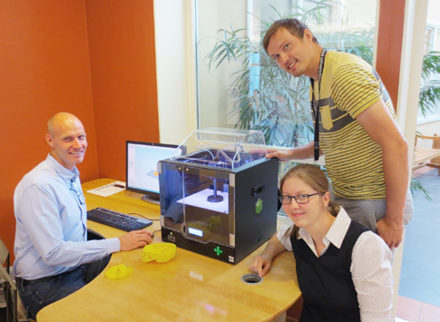 Test av 3D-teknik på biblioteket Med inspiration från Umeå universitets satsning på additiv tillverkningsteknik, teknikens framsteg på medicinområdet samt olika 3D-skrivarprojekt vid amerikanska