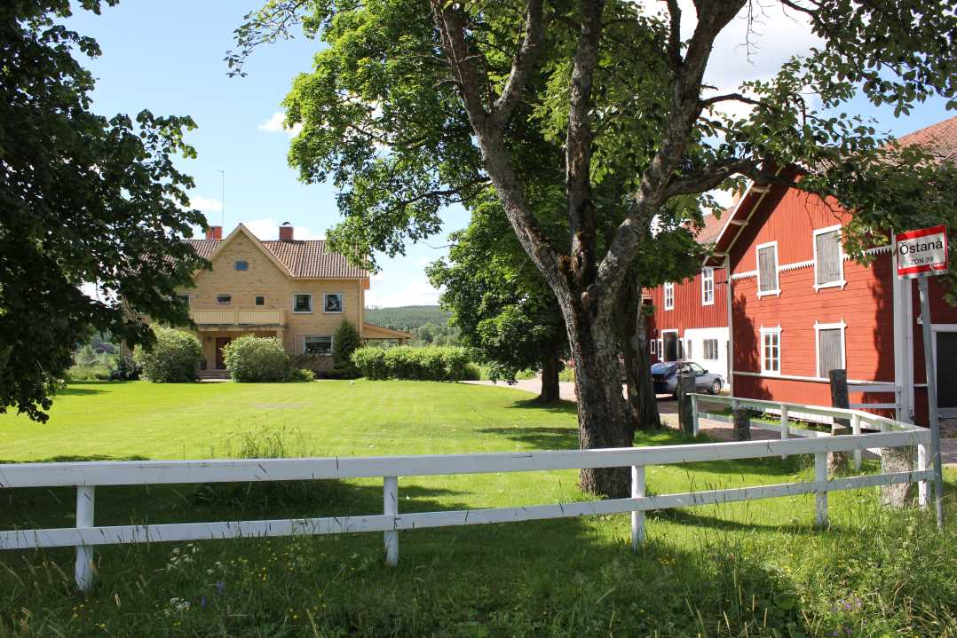Gården från vägen Unik gård i Östanå mellan Alfta och Edsbyn. Stort bostadshus bestående av tre lägenheter!
