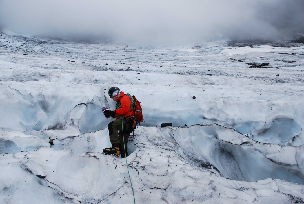 Figur 7: Spårämnesförsök på Rabots glaciär, Dennis Henriksson, Arvidsjaurs jägarbataljon, assisterar.