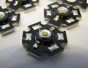 Kort sammanfattning: Vad är LED? LED är effektiva miniatyrljuskällor inbyggda i armaturer LED finns också som separat ljuskälla för hemmabruk inbyggda i en glaskolv med skruvsockel.