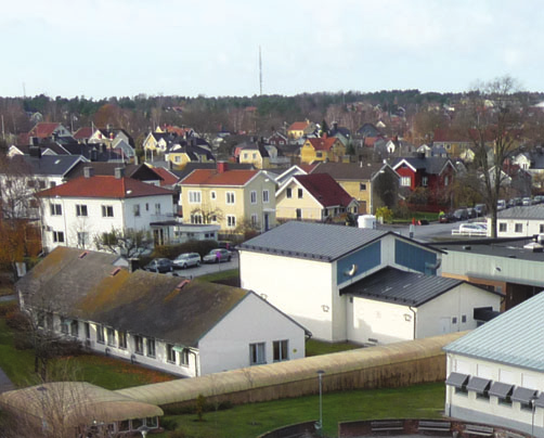 Förutsättningar Omgivning Hus 13 Byggnad från 1969, renoverad 1996. Här finns en samlingssal samt gymnastiksal. I en lägre del finns administrativa lokaler för psykiatrin och samrehab.