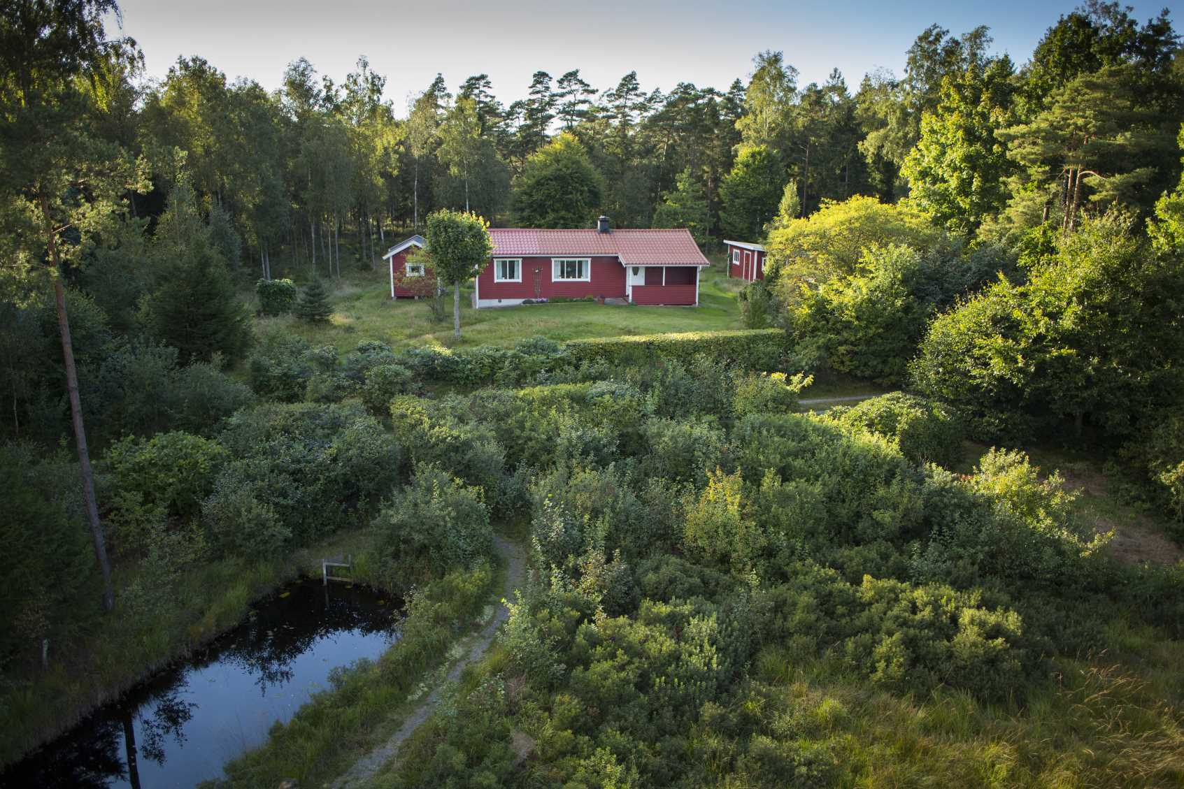 Fritidshus med tillhörande skog, 10 Ha med båtplats och utsikt över sjö Henrik Gustafsson Mäklare LRF Konsult Laholm 0430-12275 henrik.gustafsson@lrfkonsult.