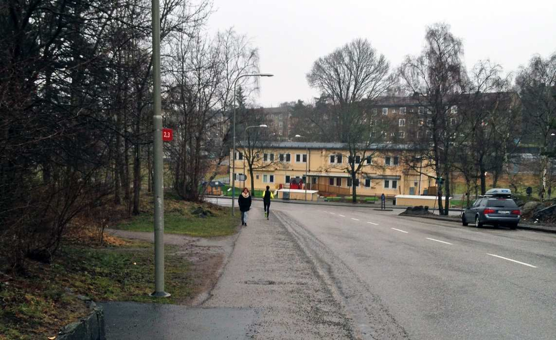 Sida 4 (11) var finns berghällar och stenblock. Planområdet inramas av bostadsbebyggelse i öster och norr.