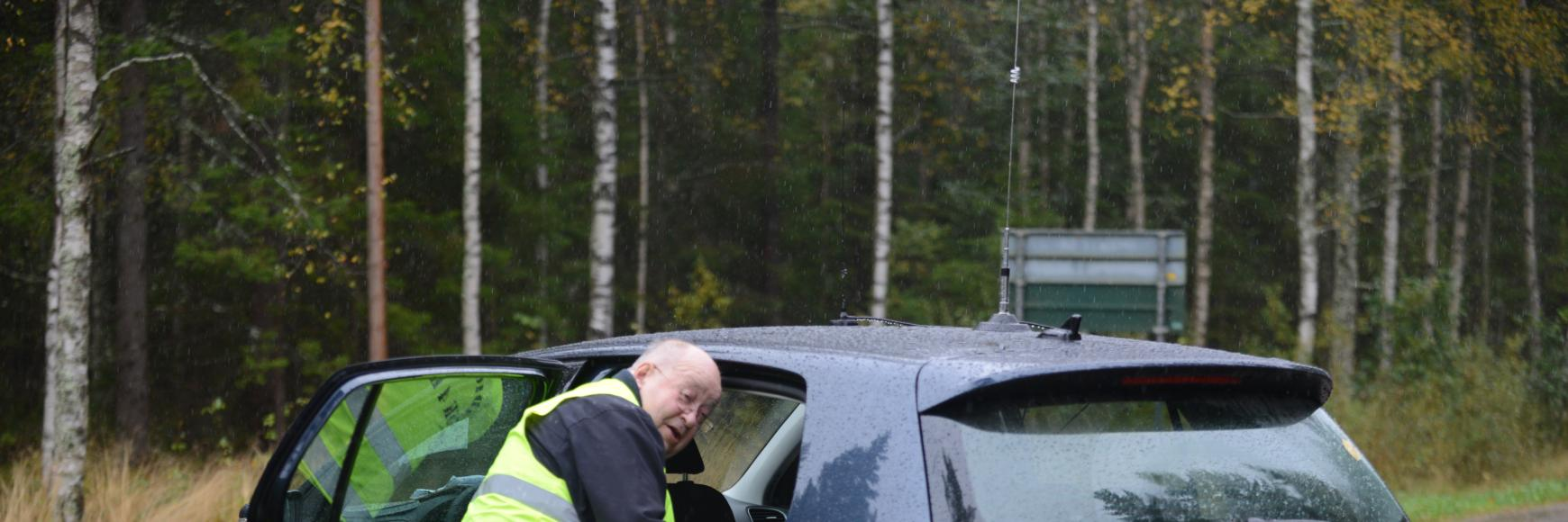 Folk med vattenhinkar och morötter