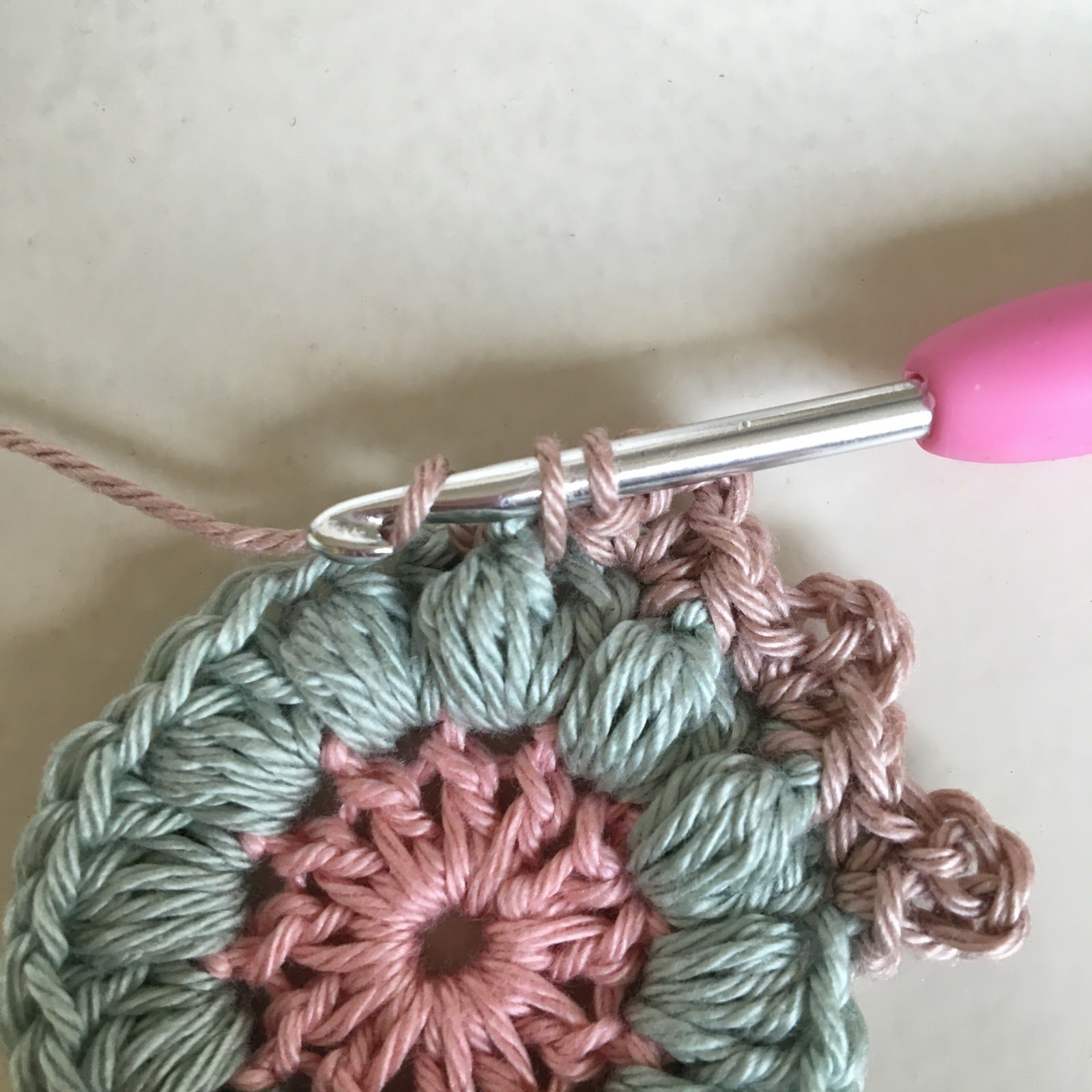 Relief fastmaska framifrån / front post single crochet Stick in nålen