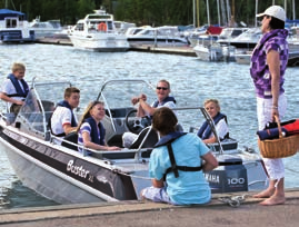 Den är en trevlig och bekväm farkost för hela familjen, en säker båt i kraftigare sjö, utmärkt för fiske och en mängd andra aktiviteter.