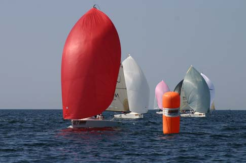 BRA TILLFÄLLE ATT PROVA PÅ KAPPSEGLING Tisdagen den 6 juni arrangerar Tävlingssektionen en distanssegling, som kanske inte är lika "stressig" som en bansegling.