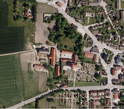 Fig. 1 Utsnitt av ortofoto samt situationsplan över bebyggelsen och delområde vid gårdscentrum. Ortofoto: Lunds kommun, Copyright Lantmäteriet 2011. Situationsplan från Vårdprogram Dalby kungsgård.