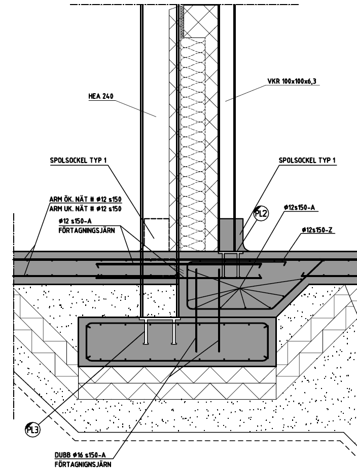 K-20.2-308 i bilaga 2, ses infästningen av HEA240-pelaren och P31/300 som är ingjuten i spolsockel. Figur 4.5 - Infästning av HEA240-pelaren och VKR-pelare i personalutrymme.