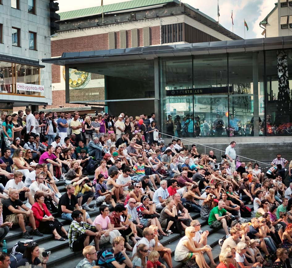 SergelS torg: PLATTAN & Porten Festivalens pulsåder Plattan vårt intensiva, myllrande kaos Sergels torg möter upp med ett myller av musik, scenkonst, happenings, marknad, utmaningar och