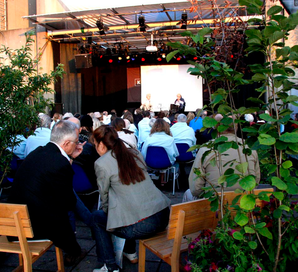 SergelS torg: kulturhustaket Film och prat med stjärnorna som tak På KulturhusTaket frodas festivalens coolaste mötesplats med bar, restaurang och häng.