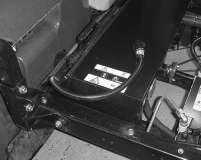 Montera kylarkåpan. Lokalisera sprutsystemets strömkontakt i ledningssatsen som installerades tidigare.. Montera kylarkåpan över fordonets kylare (fig. 5).
