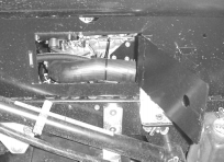Använd åtkomstpanelerna på tankplattformens båda sidor för att kontrollera att ingen av slangarna eller ledningarna har kommit i kläm (fig. 7).