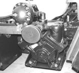 Tryckmätare Tryckmätaren sitter till höger om tanken (fig. 7). Den här mätaren visar vätsketrycket i systemet i psi och bar. Pump Pumpen sitter nära fordonets baksida (fig. 8).
