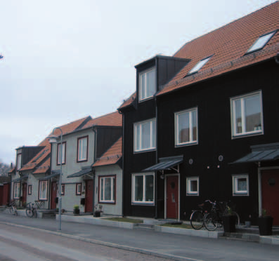 Att alla hus ligger vid gatan medför också att samtliga lägenheter har sin entré direkt från gatan.