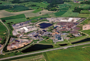 Gärstad avfallsanläggning Ö inklusive Gärstadverket och Saint-Gobains (Lecas) anläggning, vy från söder i början av juni 2010.