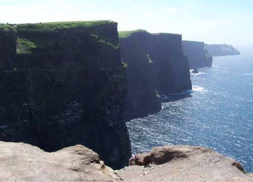 Stora Irlandsresan Irland erbjuder otroligt vacker natur. Vi ser även norra Irland - en del av landet som många ännu inte besökt. Irländsk musik, mat och dryck samt en orörd natur välkomnar oss.