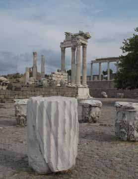 Trajanus & Hadrianus Templet - Pergamon Det bästa av Turkiet - Troja till Kappadokien med Serhat Paktas Under denna resa kommer du inte bara att få uppleva flera av Turkiets verkligt stora