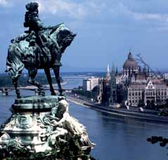 Budapest - Donaus Drottning Budapest kallas för Donaus Drottning. Staden delas av floden Donau i Buda och Pest. På Budas höjder ligger den gamla staden med hus från 1600- och 1700-talet.