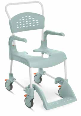 En mobil duschstol som är enkel styra och ställa Etac Clean är väldigt enkel att manövrera tack vare bredden på körhandtaget. Den smarta designen är genomgående för hela stolen.
