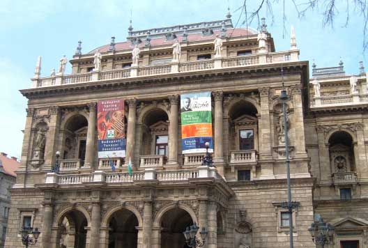 F O K U S P Å L Y S O S O M A L A S J U K D O M A R Operahuset i Budapest. Ritat av Miklós Ybl och stod färdigt 1884. Det anses vara ett av världens vackraste operahus.
