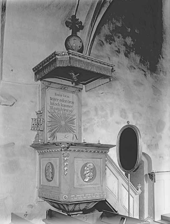 Fig. 60. Predikstolen i Adelsö kyrka uppsattes midsommardagen 1768. Den var en gåva av fru Walborg Österman på Stenby i Adelsö. Hon hade beställt den från en bildhuggare i Stockholm.