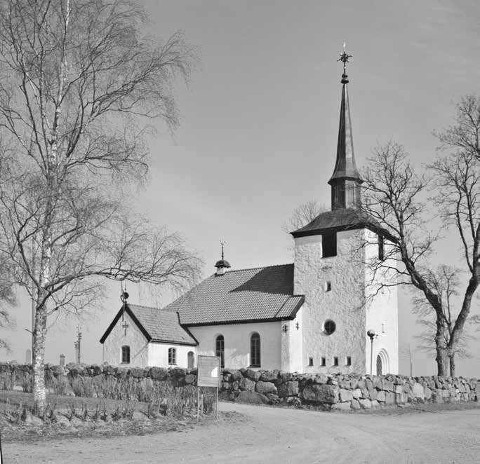 Fig. 66. Ramsta kyrka från sydöst, byggd 125 26 efter ritningar av arkitekt Sven Brandel. Arkitekturen anknyter till de mellansvenska sockenkyrkor som utgjorde ideal för bland annat ungkyrkorörelsen.