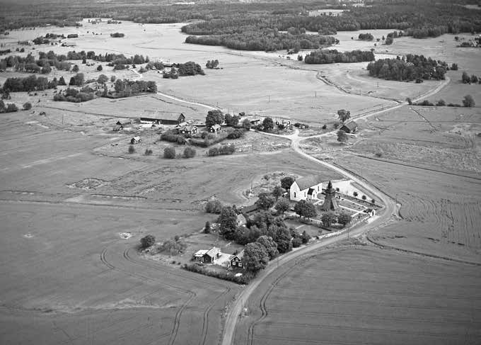 få landsortskyrkor i Uppland som omges av någon mera omfattande modern bebyggelse. I allmänhet rör det sig i så fall om mindre, regionala centra, som i de flesta fall vuxit fram under 100-talet.