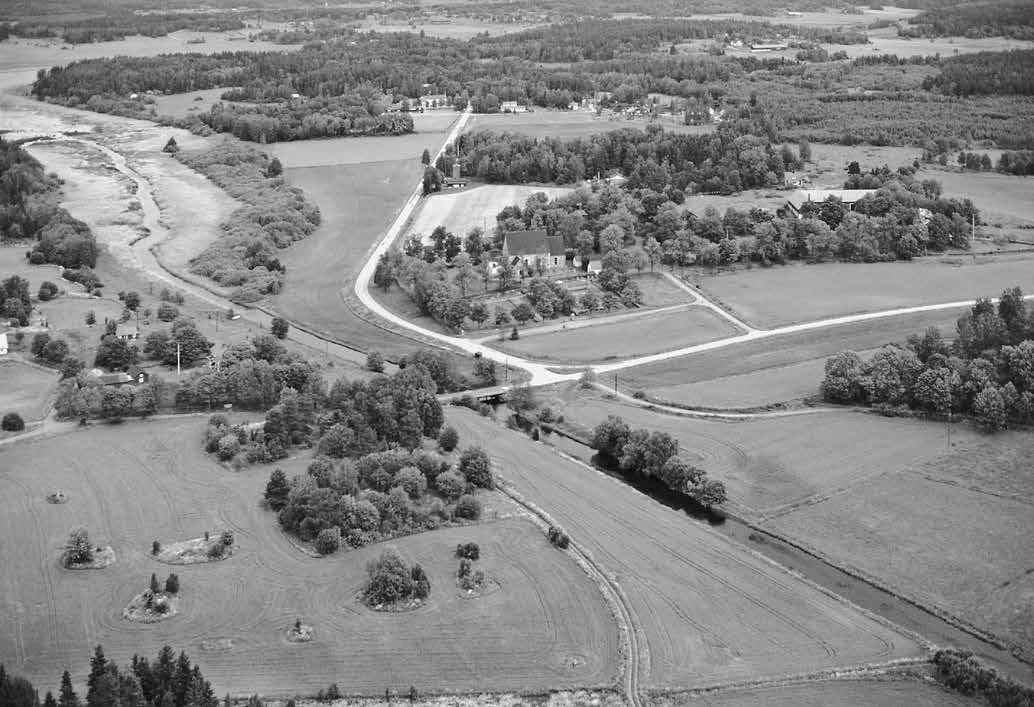 Fig. 10. Roslags-Bro kyrka sedd från söder. Byggnaden är belägen relativt högt i landskapet, nära den s.k. Broströmmen.