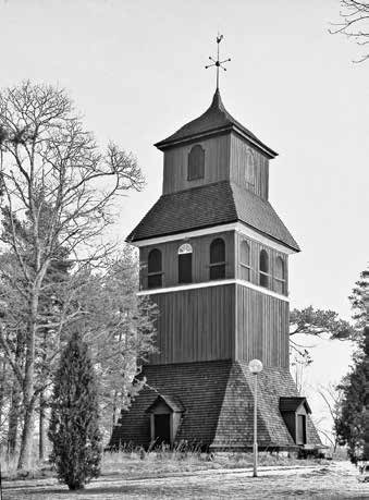 Fig. 11 a d. Fyra klockstaplar vid kyrkor i Uppland. Husby-Långhundra (överst) fick sin nuvarande form 178. Valö (nedan till vänster) byggdes 173 40.