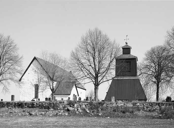 Det gamla tredingsindelade Trögds härad var till kyrkoantalet störst i Uppland. Varje treding har var och en sin monumentala kyrkobyggnad, nämligen Veckholm, Litslena och Boglösa.