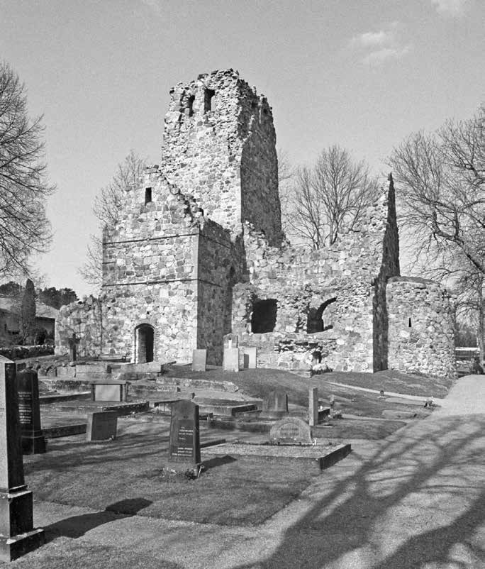 Fig. 16. Ruinen efter S:t Olof i Sigtuna har en ovanlig plan med treskeppigt kor, korsarmar samt centraltorn. Kyrkan har haft en föregångare på samma plats. Foto Bengt A. Lundberg 2002, ATA.