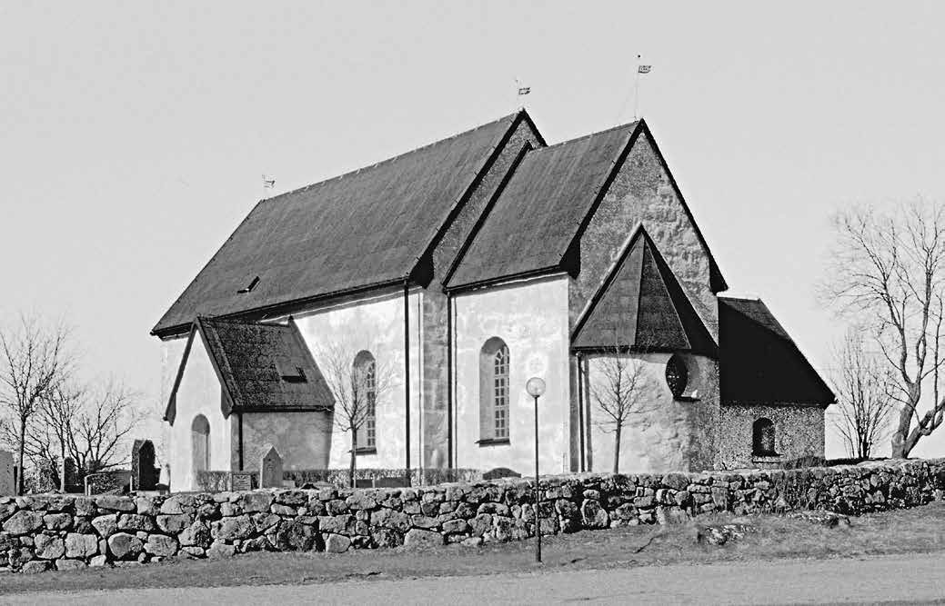 Fig. 1. Orkesta kyrka, en av de tio romanska kyrkor i Uppland som beva rat sitt absidkor. Foto Bengt A. Lund berg 10, ATA.
