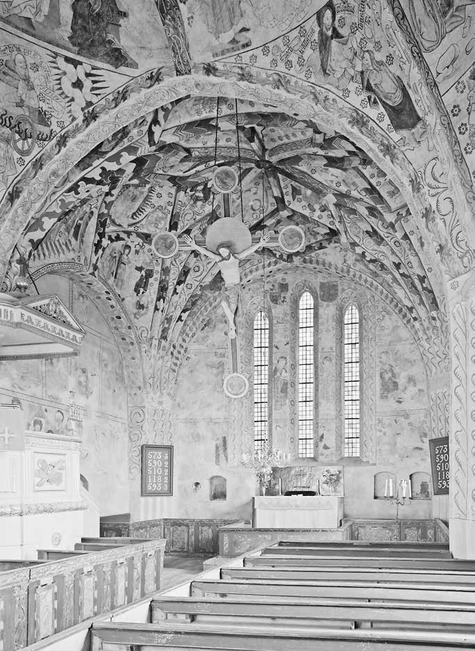 Fig. 23. Interiör av Härkeberga kyrka. Interiören är typisk för de uppländska salkyrkorna. Trefönstergruppen i koret och triumfkrucifixet visar att kyrkan byggts vid tiden omkring sekelskiftet 1300.