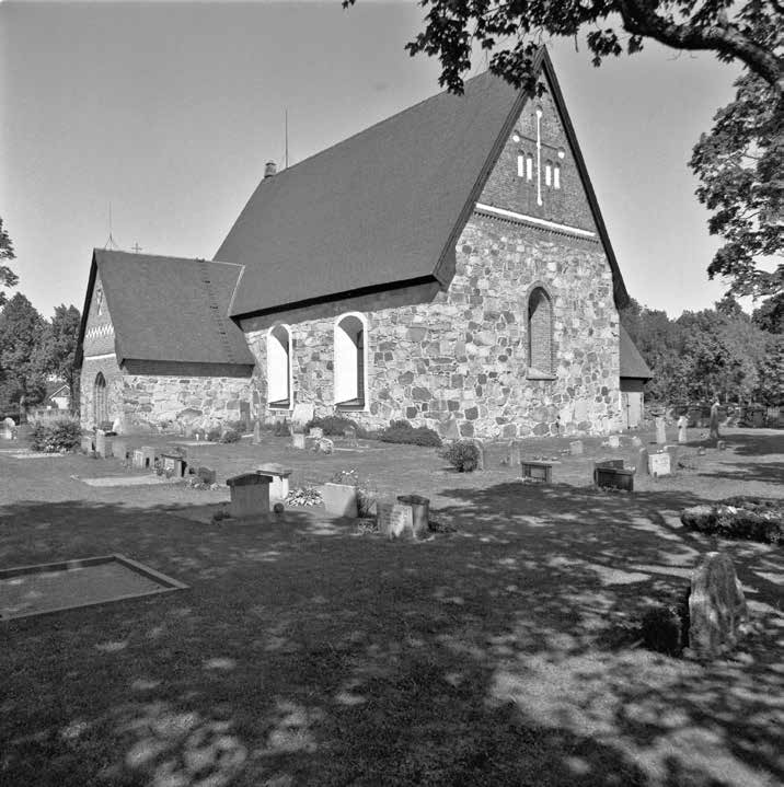 Fig. 26. Rimbo kyrka, en salkyrka från 1400-talet med för tiden typiska tegelblinderingar på både kyrka och vapenhus. Korfönstret har bevarat sin ursprungliga form. Foto Bengt A. Lundberg 10, ATA.
