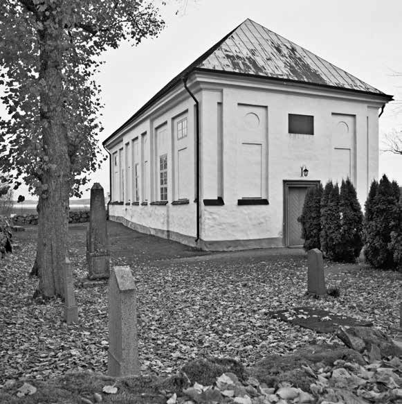 Fig. 34. Järlåsa kyrka. Byggandet inleddes 1672, varefter förenklingar gjordes av de ursprungliga planerna. Kupolen gjordes lägre och i stället för torn byggdes en klockvåning över vapenhuset.