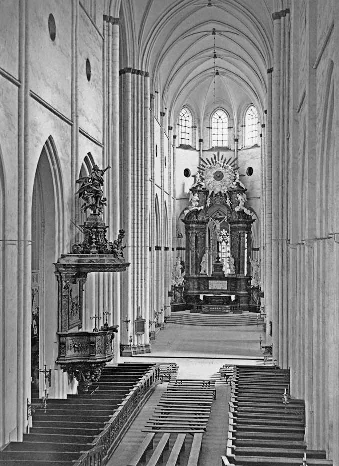 Fig. 43. Uppsala domkyrka. Interiör före Helgo Zettervalls restaurering. Fotot visar effekten av den öppna sikten genom altaruppsatsen mot Vasakoret.