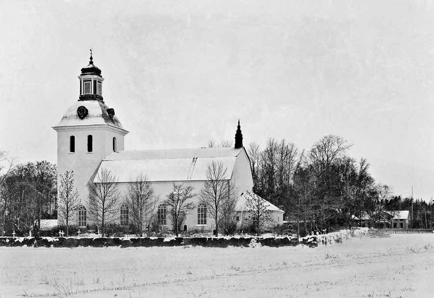 Fig. 53. Nora kyrka uppfördes 1783 86 och är karakteristisk för tidens landskyrkoideal i Överintendentsämbetet och murmästarskrået. Långhuset är högt, kort och brett.