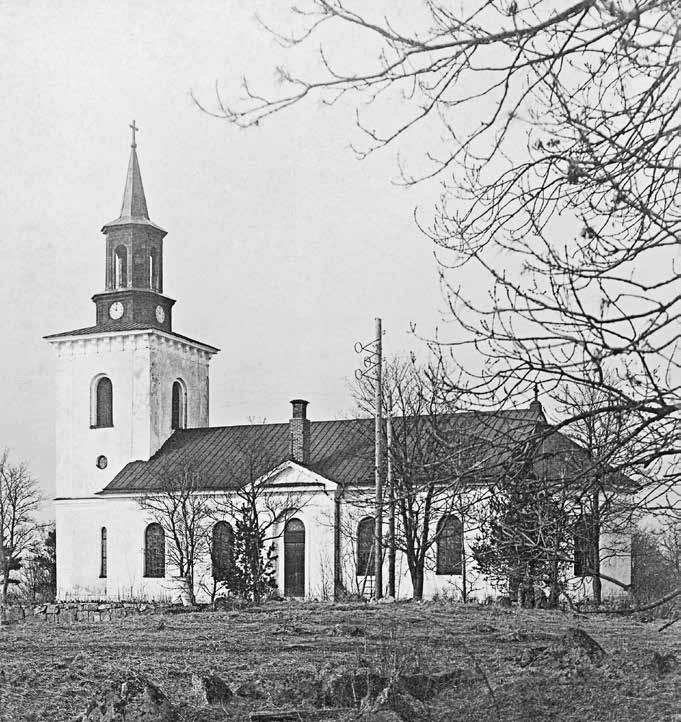 Fig. 54. Altuna kyrka ligger stiligt på en höjd i Örsundaåns dalgång. Medeltidskyrkan låg nedanför höjden. Den nya kyrkan i empirestil uppfördes 1850.