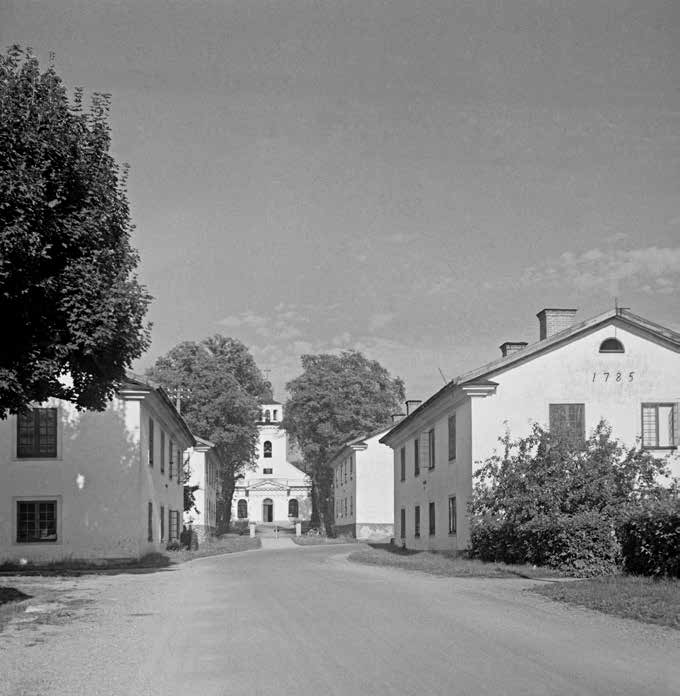 Fig. 56. 1600-talskyrkan i Forsmark ersattes 174 1800 av den nuvarande nyklassicistiska kyrkan. Den uppfördes av bruksägaren Samuel af Ugglas med Olof Tempelman som arkitekt.