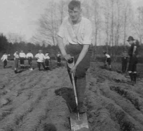 1918 Första världskriget Scouterna deltog i potatisodling för att förbättra den dåliga