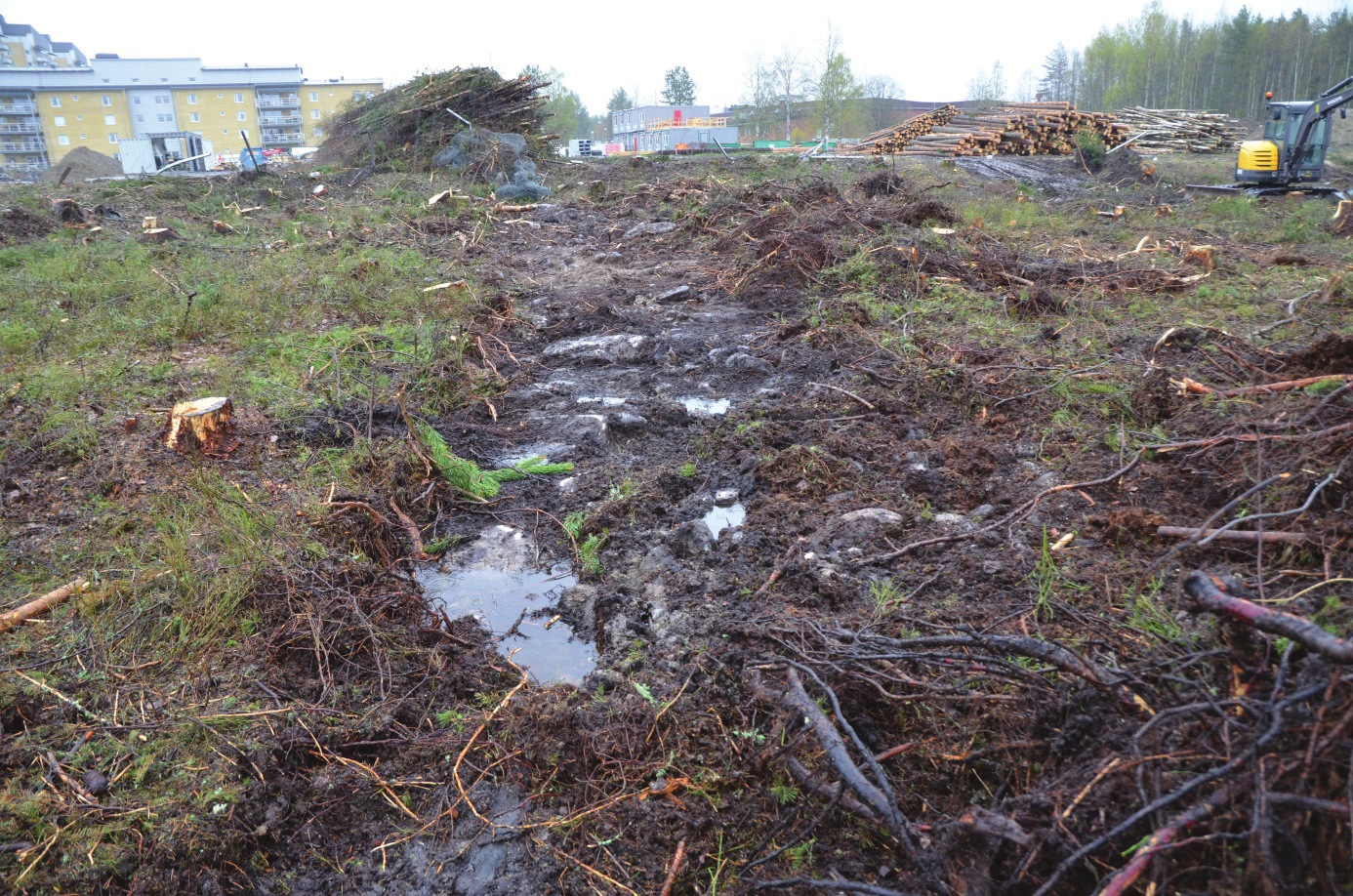 Resultat Inom utredningsområde 1, som låg inom fastigheten Stadsliden 6:3, upptogs fem schakt i morän (se fig. 2 och 3, samt bilaga 1).