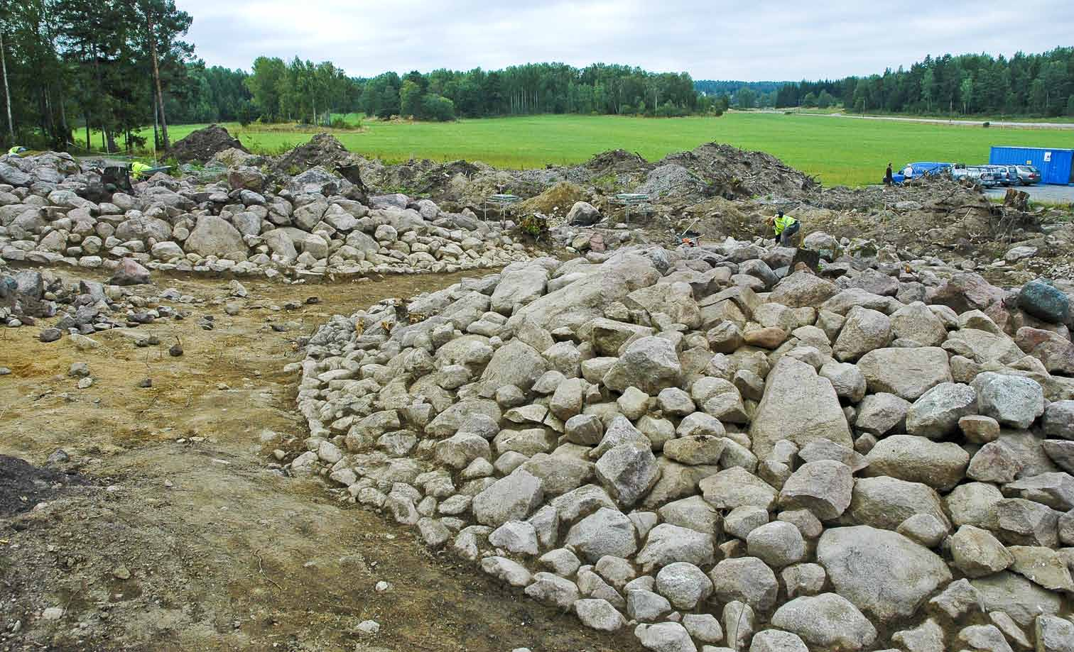 De pampiga gravarna vid Karby. Kantkedjan runt gravarna är pedantiskt lagda. Den bortre graven innehöll en gravkammare.