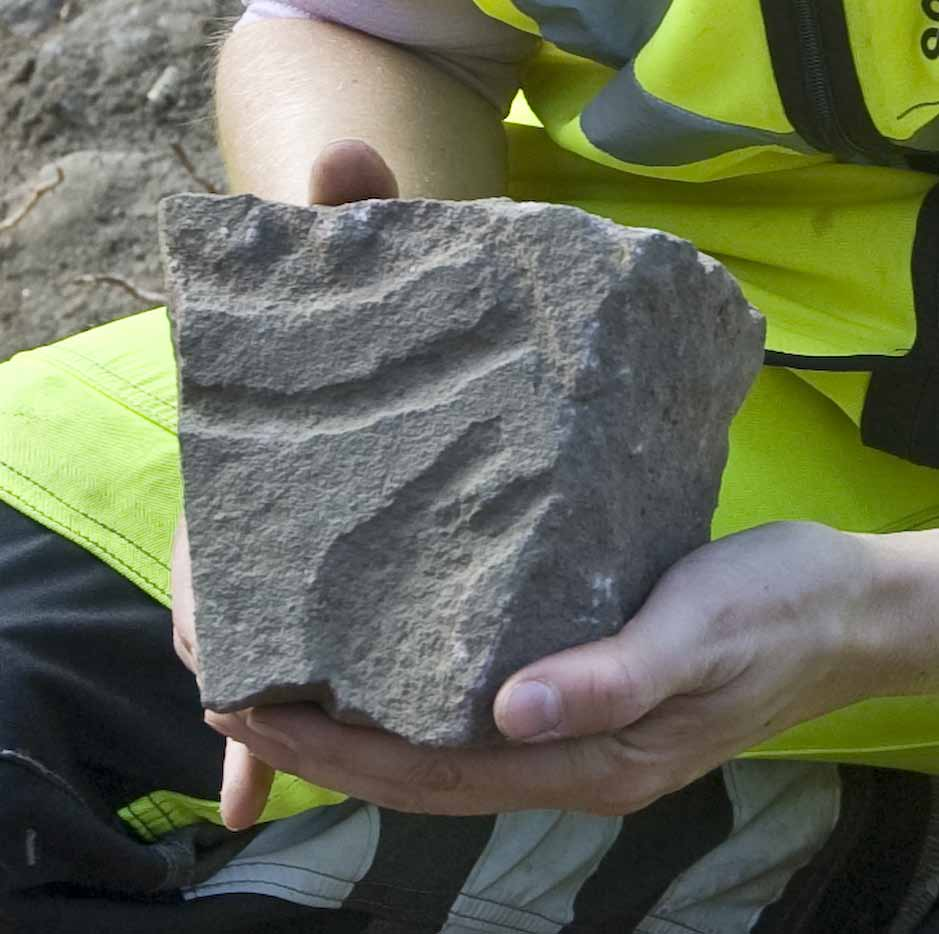 På stenen finns en figur som vi inte riktigt lyckats klura ut vad det är: Näbben på en fågel? Eller kanske bakdelen på en häst?