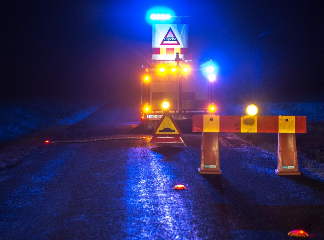 25 Bild 8. Exempel på utmärkning av delvis avstängd väg i mörker. Foto: David Hårseth Antal 10 Bild Förklaring 2 st Särskild varningsanordning (X6) med texten Olycka.