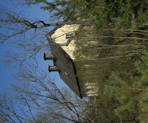 Röd korridor passerar på hög bro över Göta kanal i ett läge relativt nära E4. Röd korridor är det alternativ som berör flest bostadshus.