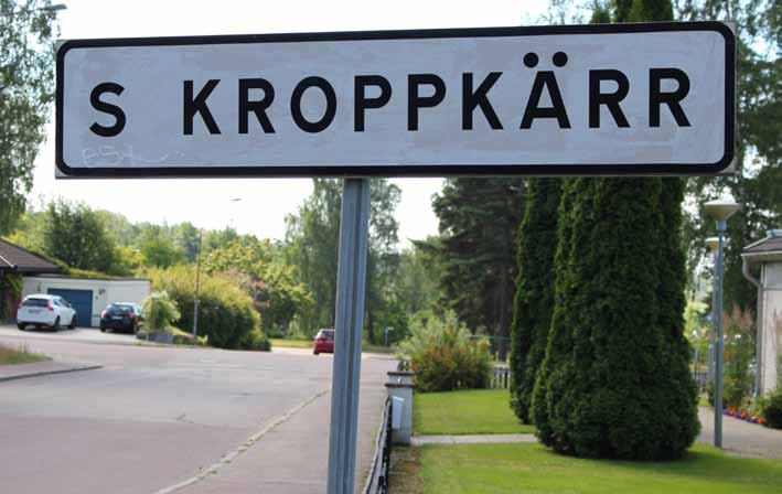 vägbeskrivning Vägbeskrivning Vid färd österut på E18: 3 kilometer efter att man passerat Klarälven tar man av vid avfart mot Edsgatan och Kroppkärr.