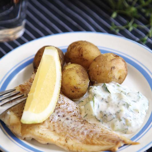 Lättstekt torsk med dilldip färskpotatis och ärter Ca 2 min 600-800 gram torskfilé msk smör * Dilldipp 200 gram yoghurt ½ kruka dill ½ gurka msk citronsaft krm svartpeppar* ¼ tsk salt* Tillbehör kg